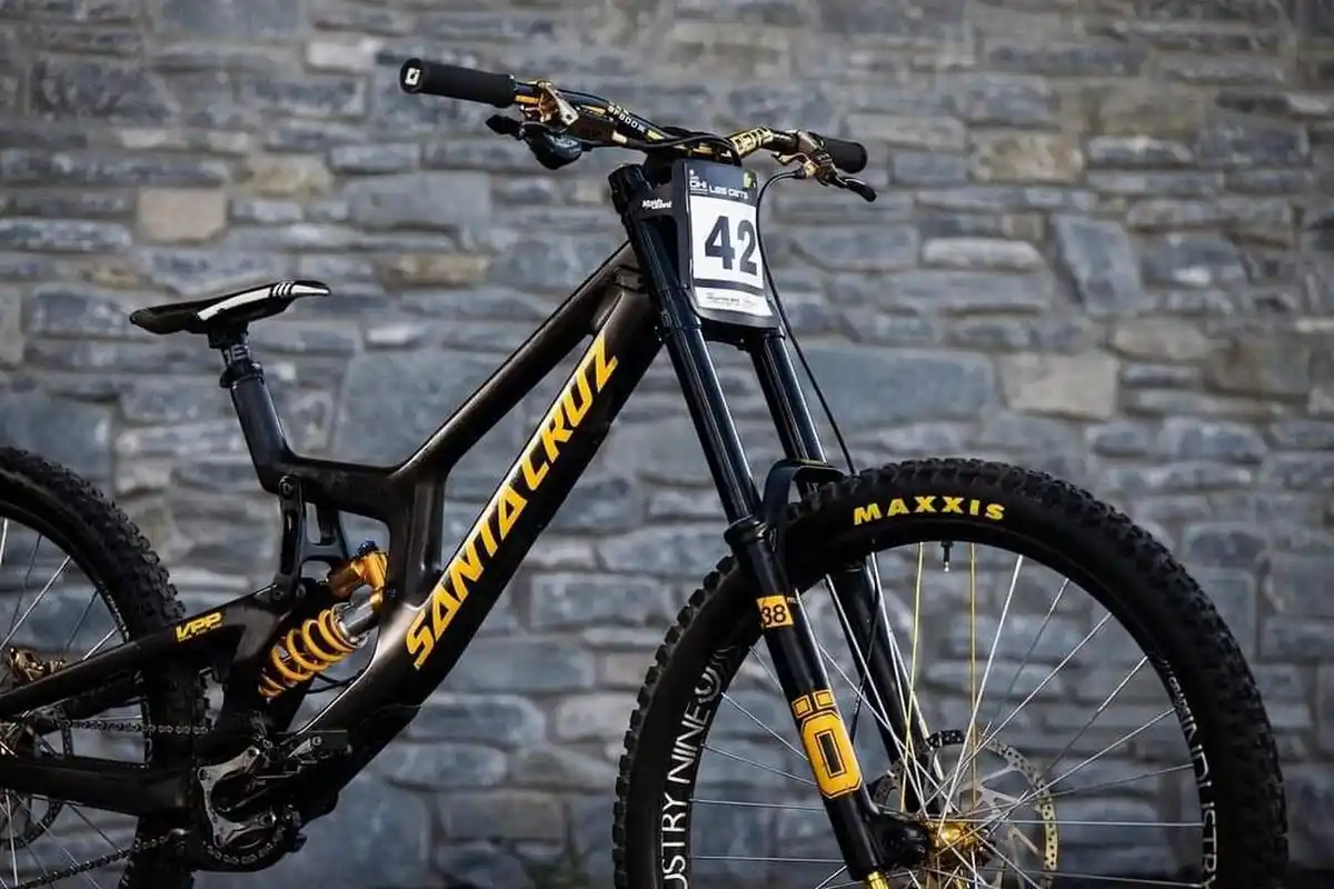 三条裤子 santa cruz v10 cc 速降山地车 屎有一点点黄