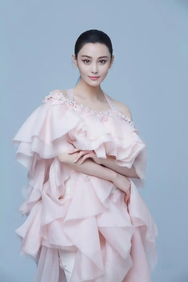 张馨予,一位优雅惊艳的女神,于 1987 年 3 月 28 日出生在中国江苏省