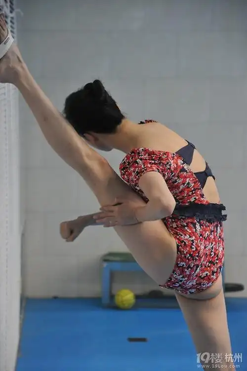 亮瞎金装钛合金眼啦,爆乳的刘雨欣一字马秀乳沟,hold不住啊