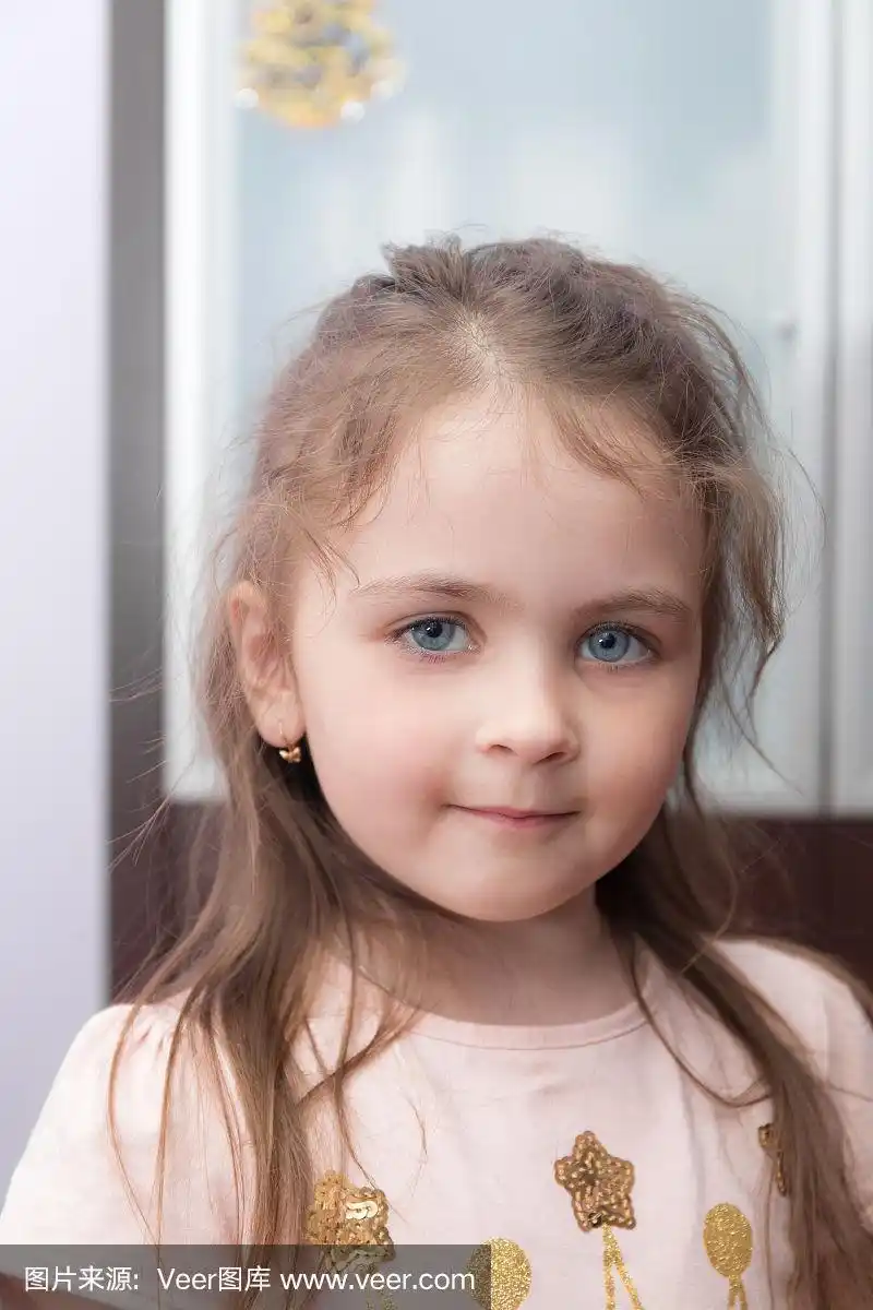 蓝眼睛的小女孩