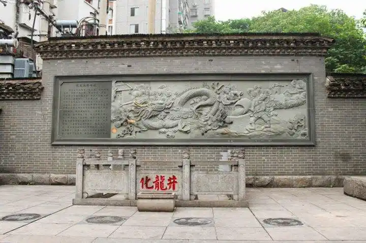 不知不觉来到了化龙池,这里入夜后就是酒吧.