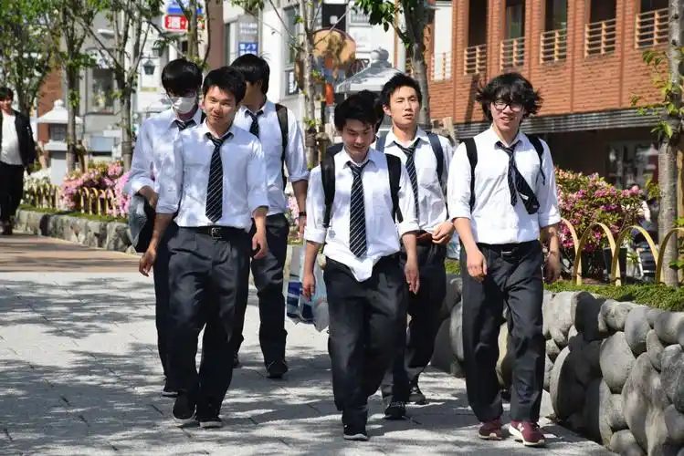 为何日本社会冷待年轻人?