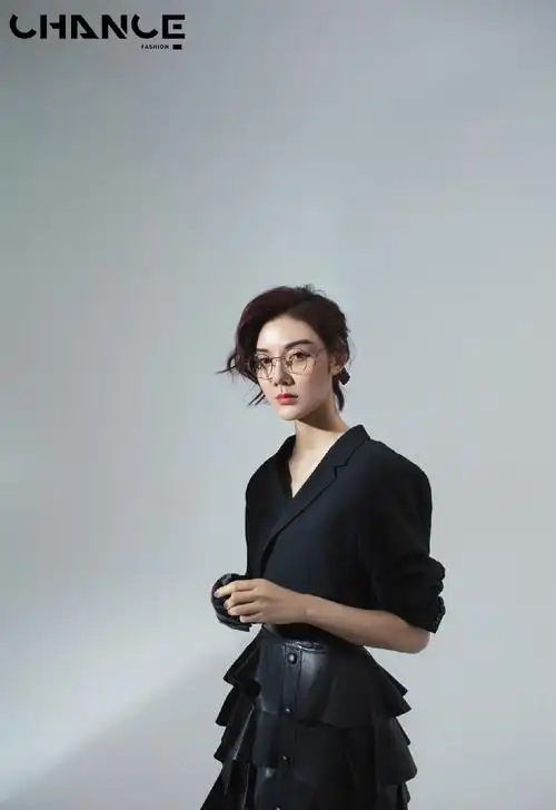 简介:车晓复古老爷车大片写真图片,分享一组车晓图片给大家,图中的