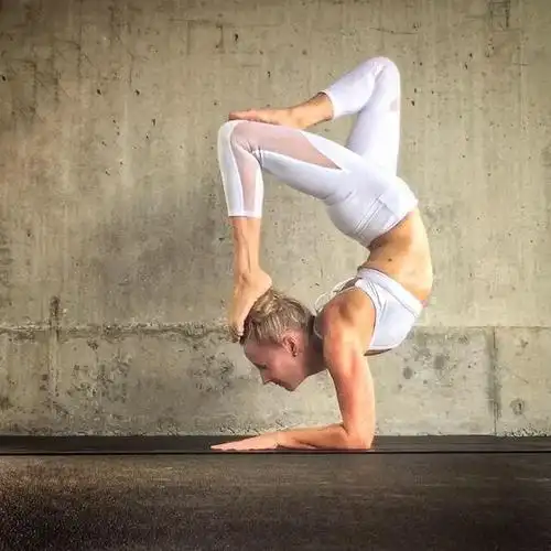 美女展示高难度唯美瑜伽运动,姿势优美