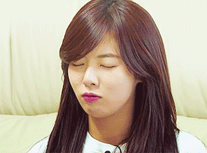 美女对着你笑跟你打招呼gif表情包图片21张