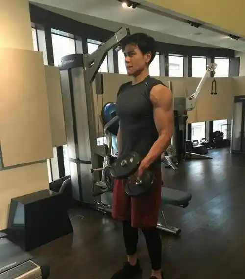 评价彭于晏是一个极度自律的人,他为了拍戏锻炼身体增肌,体脂率低到6%