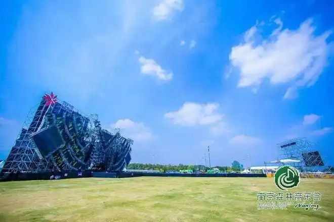 方山音乐谷场地设施功能齐备,绿色草坪覆盖全场,泛光灯照亮整个夜空