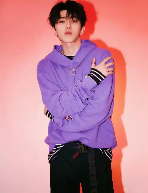 蔡徐坤紫色卫衣帅气写真图片17