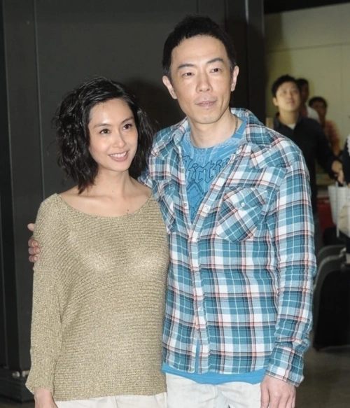 45岁朱茵与老公同行穿着大胆引争议网友这是什么衣服