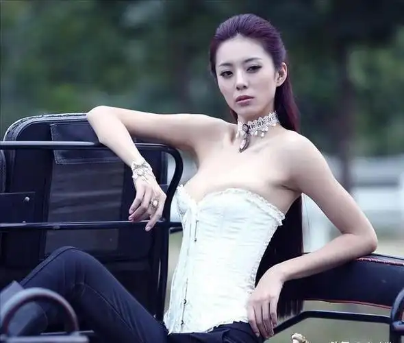 她被称为中国黄金身材巅峰期退圈结婚丈夫身份特殊令人敬畏