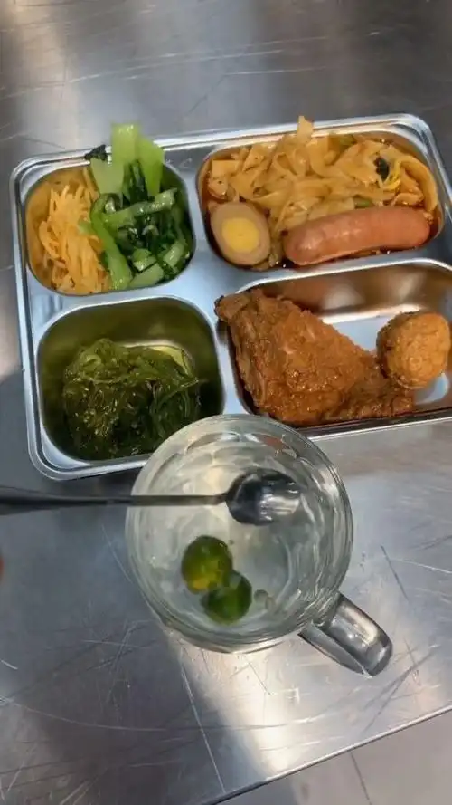 又到了吃完饭时间了,看完很丰盛,这就是我的工作餐