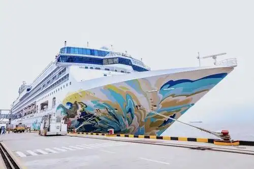 「探索梦号」船身彩绘《以梦为马》,沿用了星梦邮轮的美人鱼主题,并以