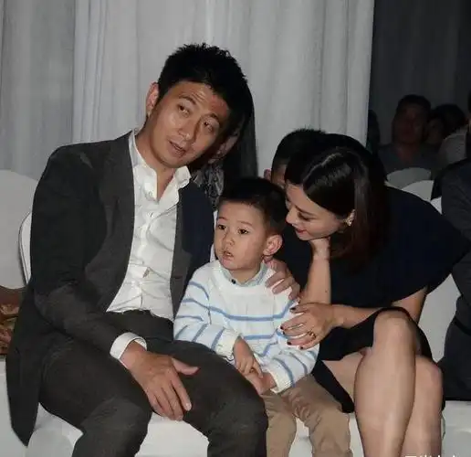 刘孜一家三口罕露面她妆容浓艳变化大老公撞脸胡军很硬汉