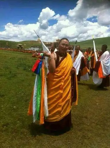 因为上师是亚青寺觉姆区的实修导师,并要为亚青寺