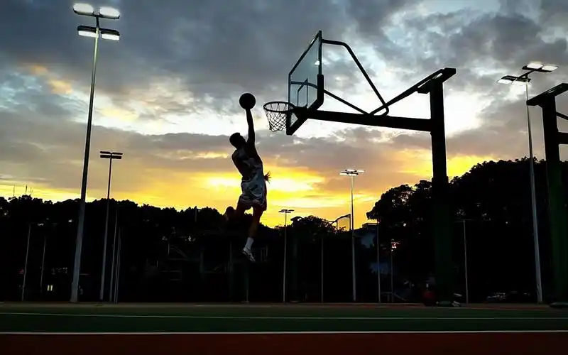 热血超燃:夕阳下的扣篮美出天际!