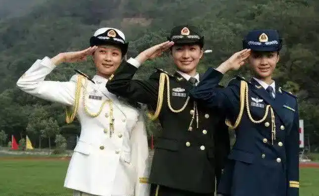 不不不,我国的军队礼服最帅!
