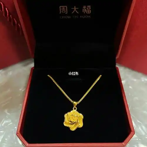 周大福玫瑰花项链送妈妈