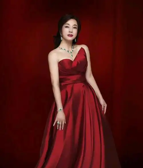 "翡翠女王"刘晓庆珠宝价值102亿!