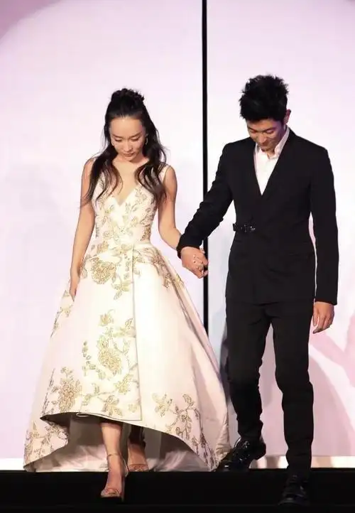 霍思燕穿白裙还挺清纯的v领看着身材娇小有学生妹的气质