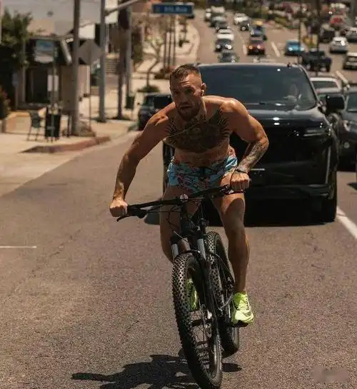 嘴炮康纳积极备战与钻石的三番战最新训练照状态不错