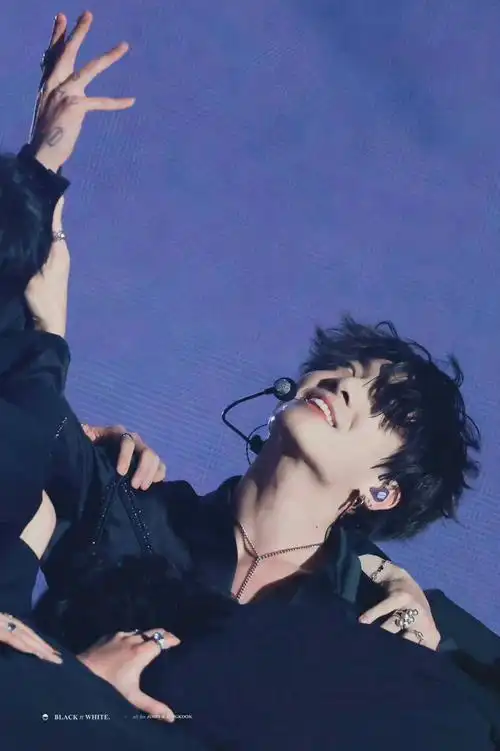 两年前的今天,田柾国在防弹少年团bts拉斯维加斯演唱会的造型太神仙了