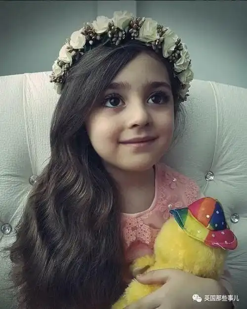 美到走在街上都有粉丝送礼物这个被称为全球最美女童的4岁女孩很可爱