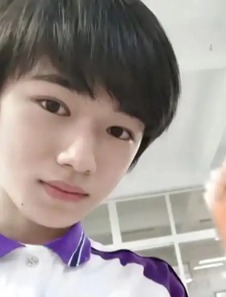 老师晒宋亚轩上课照坐姿慵懒像宋大爷班级氛围好到令人羡慕