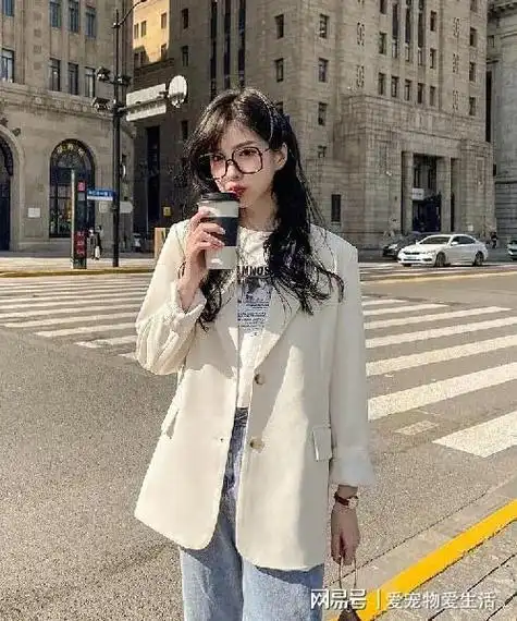 白色小西装怎么搭配裤子?这几种穿法,优雅自信气场轻松拥有|印花|同色