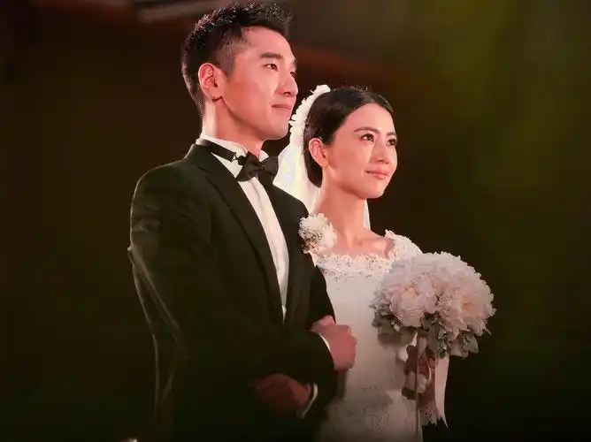 和赵又廷结婚后,高圆圆慢慢回归了家庭,选择做赵又廷背后的女人把