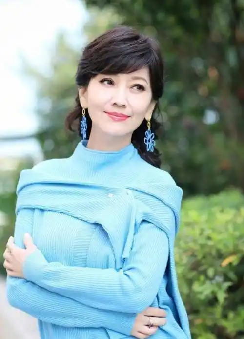 艳色≠装美,俗气,瞧瞧68岁赵雅芝这样穿,是有多优雅洋气_色彩_颜色_红