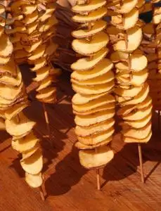 串小吃街边小吃摊上的烤土豆串照片