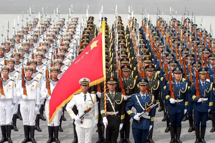 和普通人互相见面握手寒暄不一样的是,军人只需一个标准的敬军礼,就