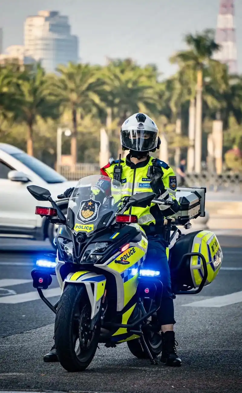 交警铁骑.#厦门女骑警 #铁骑小熊 #机车摄影 #超酷 - 抖音