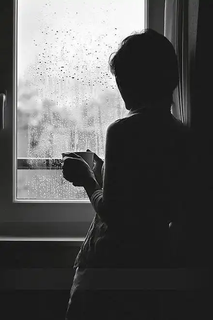 黑白欧美女生背影意境大图