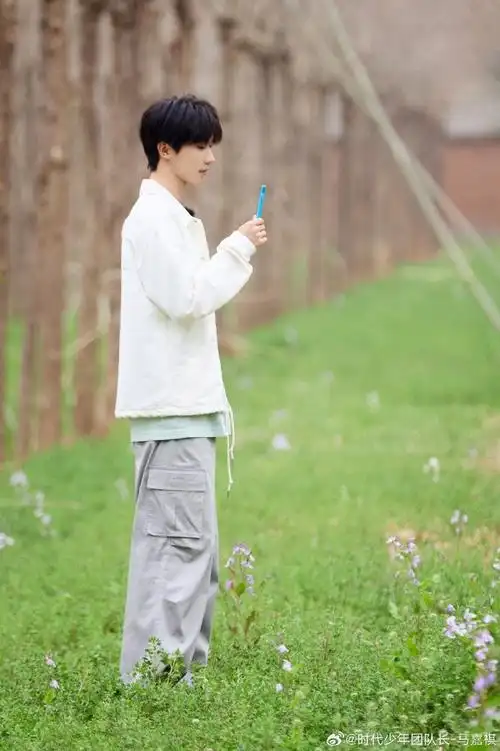 腾讯音乐由你榜#90#马嘉祺 蜉蝣#  入眼是无尽的绿色,天空像打翻的