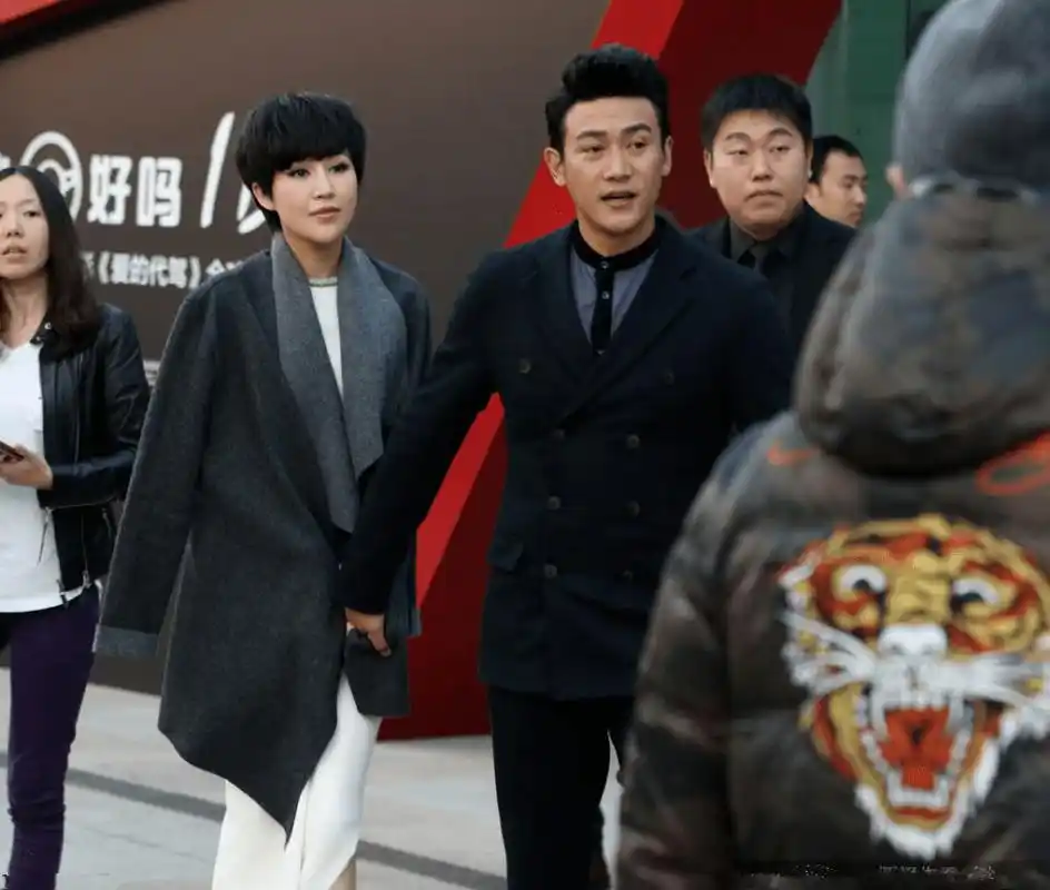 在街头拍到陆毅夫妻,一个打扮时髦脸沧桑如大妈,一个发福的大叔_鲍蕾