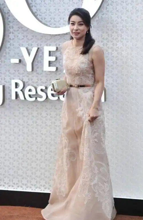 跳水皇后郭晶晶身材真好,穿一袭无袖连衣裙,越来越有阔太气质了_女性