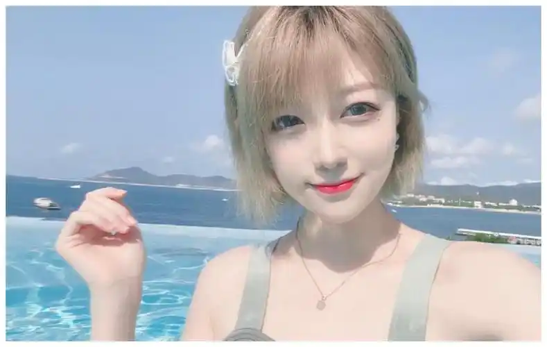 比如女网红比心咬米如今的知名度就非常高,她凭借游