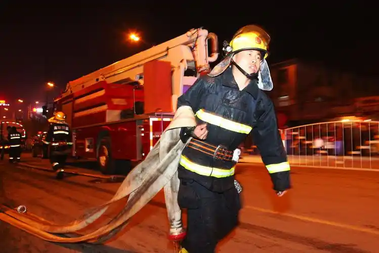 图为:外地增援的消防员也迅速投入到火场扑救的战斗中.