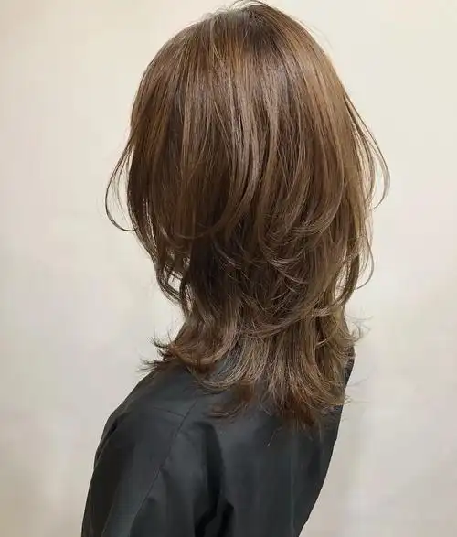 今年非常流行高层次的碎剪中长发