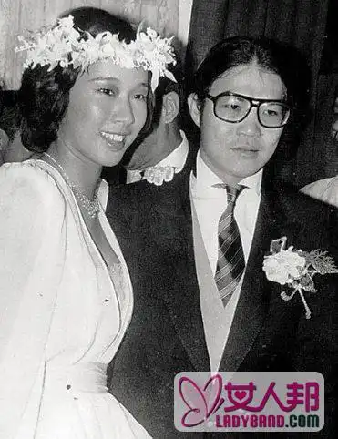 东方日报11月27日报道 朱玲玲今日再披嫁衣,与香港瑞安集团罗康瑞结婚