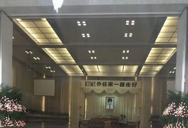 实拍kimi乔任梁葬礼:陈乔恩黑衣出席,神情痛苦凝重