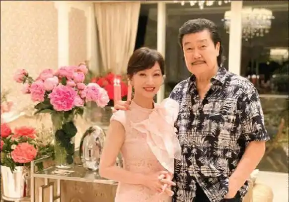 原创赵雅芝提前过生日与黄锦燊大方秀恩爱大合影冻龄容貌碾压女友