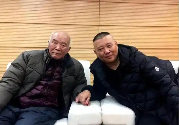 而杨树又是常宝丰的徒弟,郭德纲自己说过,常宝丰算得上是自己的启蒙