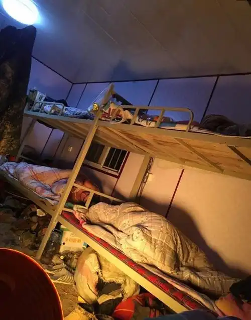 农民工集体晒宿舍 睡木板冬天没热水