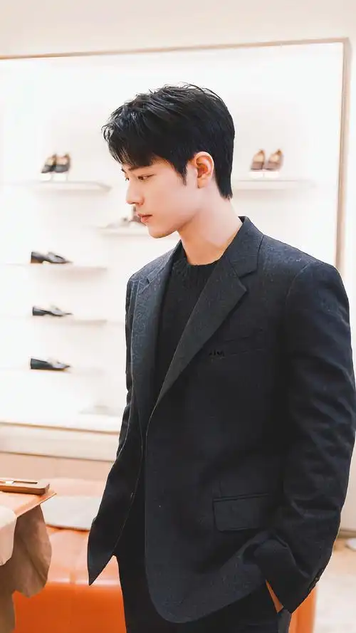 肖战##肖战米兰探店黑西装随拍