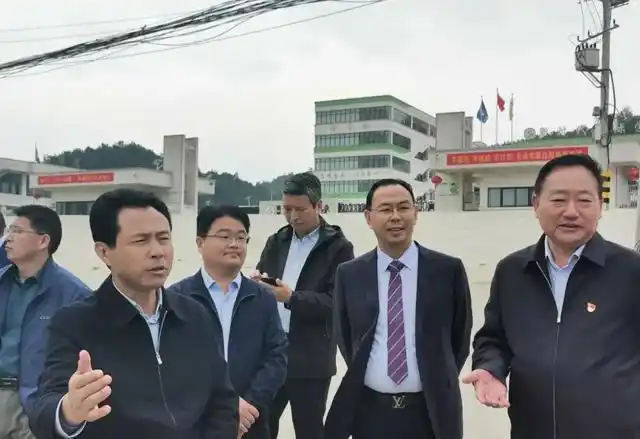 周哲县长一行到商城县新时代国际学校调研