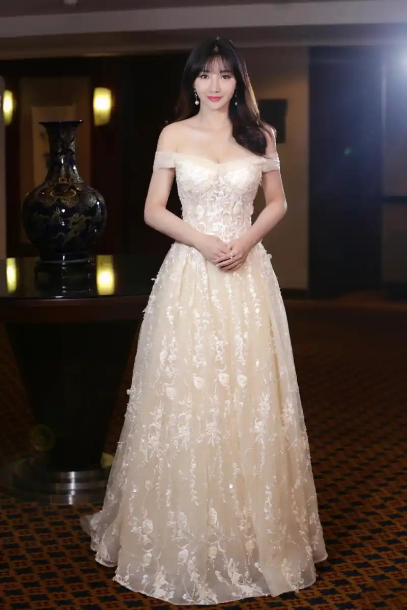 性感女神柳岩美艳大气