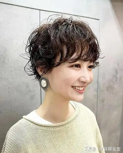 短发,当属"时髦色 纹理烫"最流行,显脸小又显气质|发型|卷发|烫发
