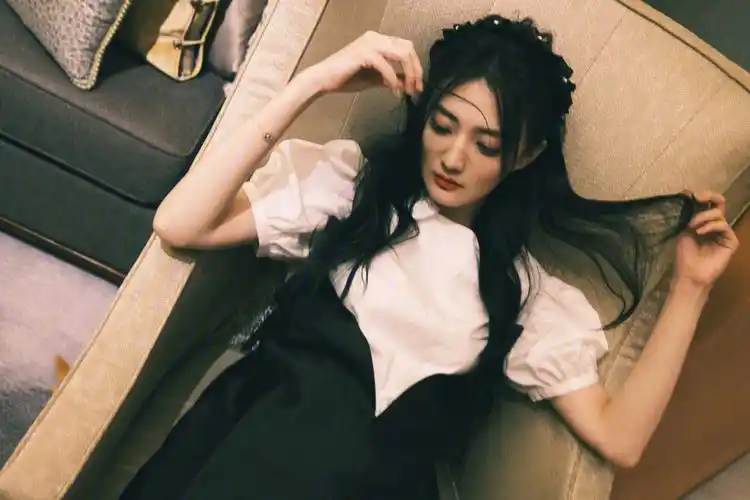 明星衣橱解锁徐璐初秋的第一份心动